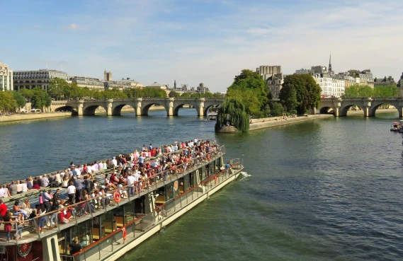 ¿Qué es un bateau-mouche en París?