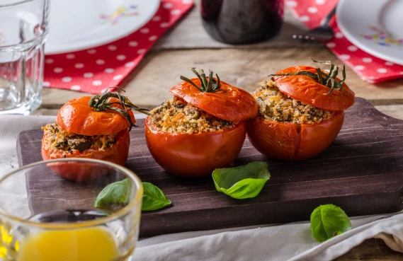 Wie kann man gefüllte Tomaten ganz einfach zubereiten?