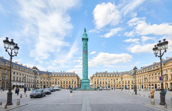 Lujo y belleza: la Place Vendôme de París.