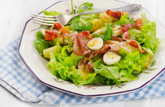 Was ist ein "Salade vosgienne" Vogesensalat?