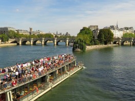 ¿Qué es un bateau-mouche en París?