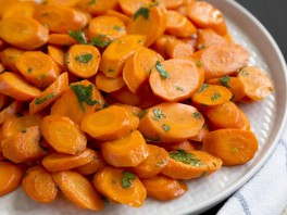 Wie macht man Vichy-Karotten?