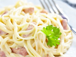 Wie macht man Nudeln Carbonara nach französischer Art?