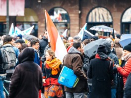 Pourquoi on dit être en grève ?