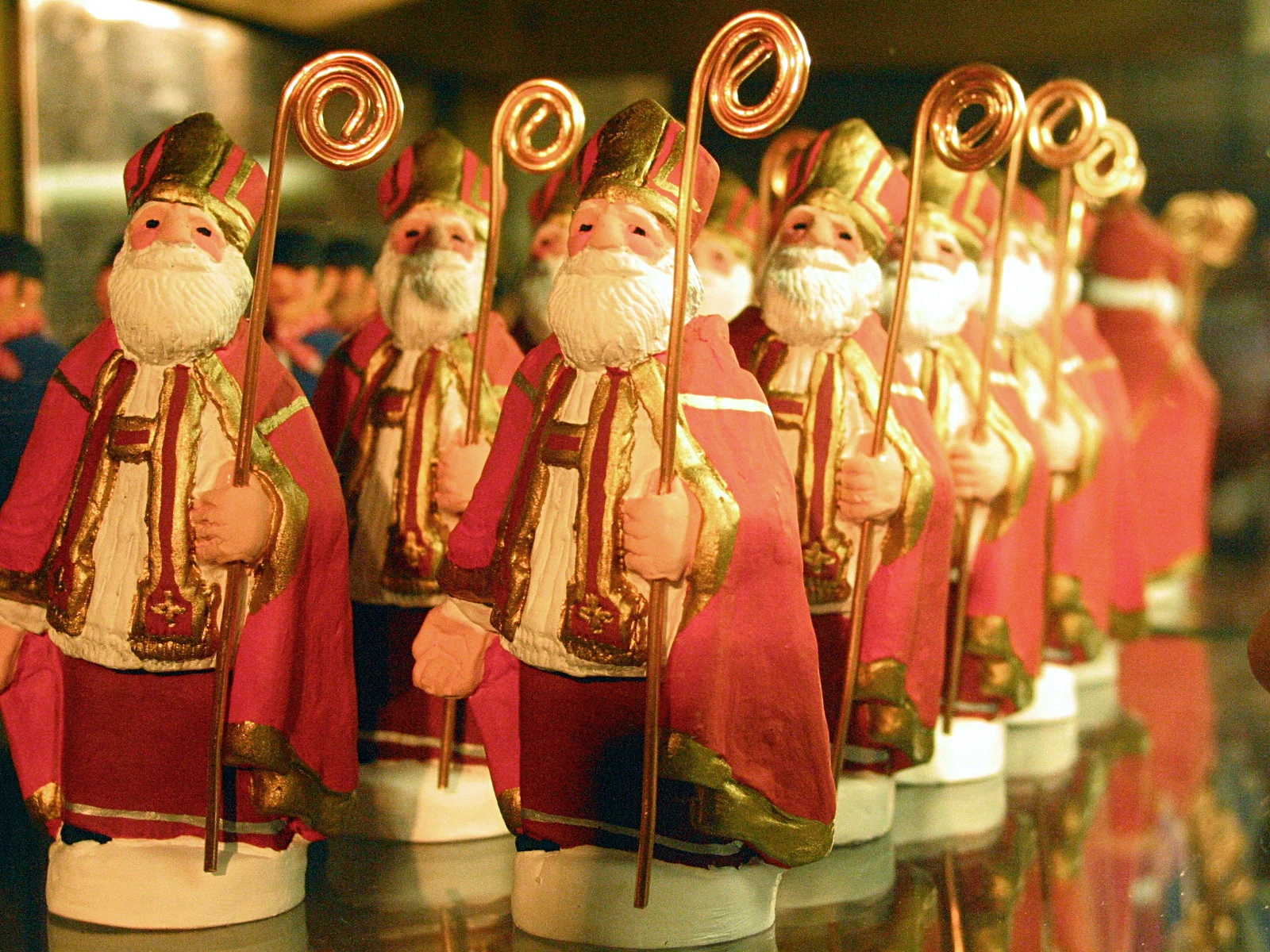 Santons représentant Saint Nicolas en plusieurs exemplaires, figurines provençales détaillées et colorées, photo publiée par monsieurdefrance.com.