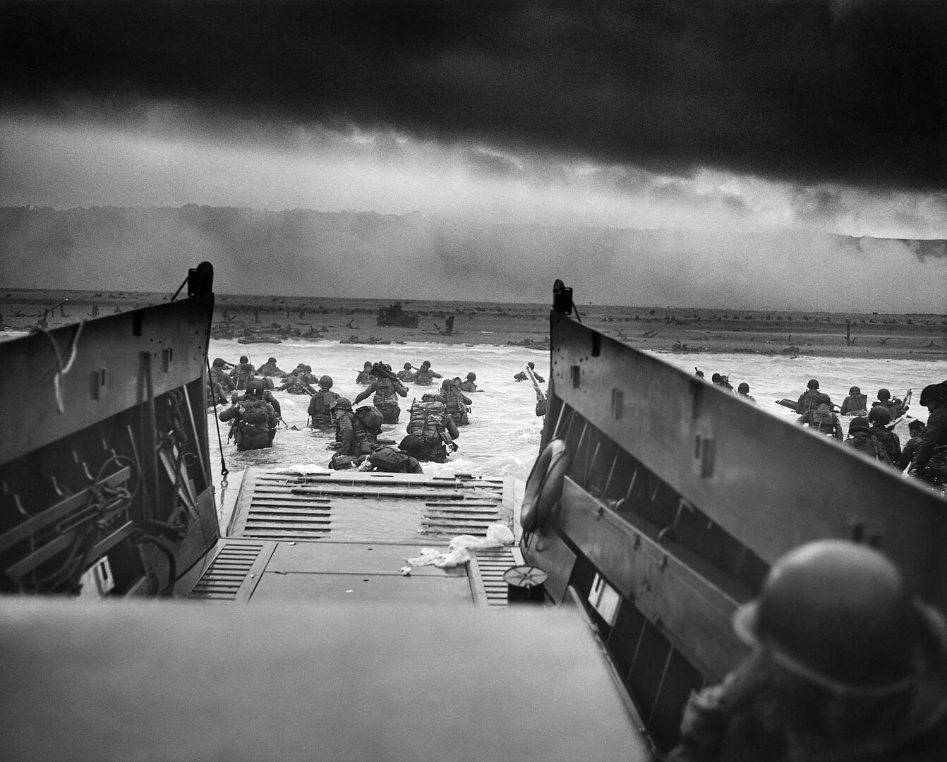 Le débarquement sur la plage de Omaha photographié par un soldat américain. Photo choisie par monsieurdefrance. Domaine public américain via WikiCommons.