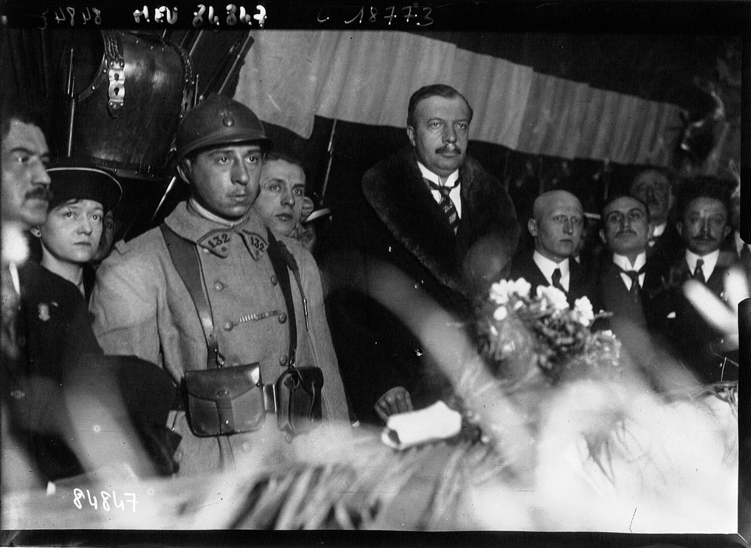 Auguste Thin et le ministre André Maginot, le 10 novembre 1920, juste après le choix du cercueil du Soldat inconnu, moment solennel et fondateur de la mémoire nationale française. Photo choisie par Monsieur de France : Agence de presse Meurisse, Gallica – Bibliothèque nationale de France (domaine public).