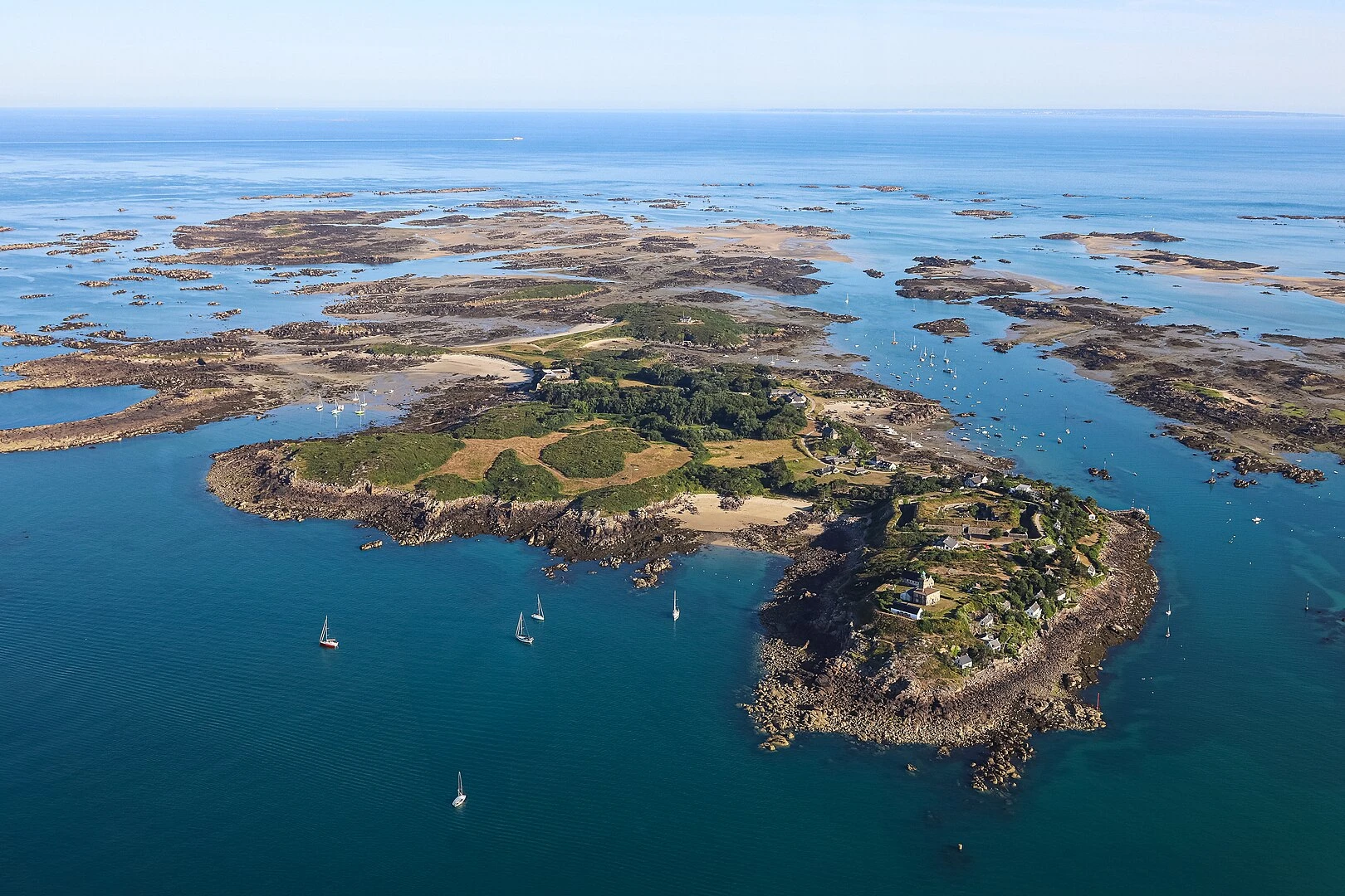 Les îles Chausey, archipel préservé au large de Granville, offrent un paysage marin d’exception entre sable blond, rochers et eaux turquoise. Photo publiée sur monsieurdefrance.com.