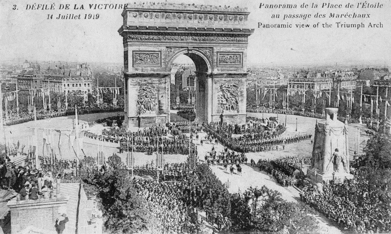 Le défilé de la victoire le 14 juillet 1919. Photo choisie par monsieurdefrance : carte postal via wikipedia.