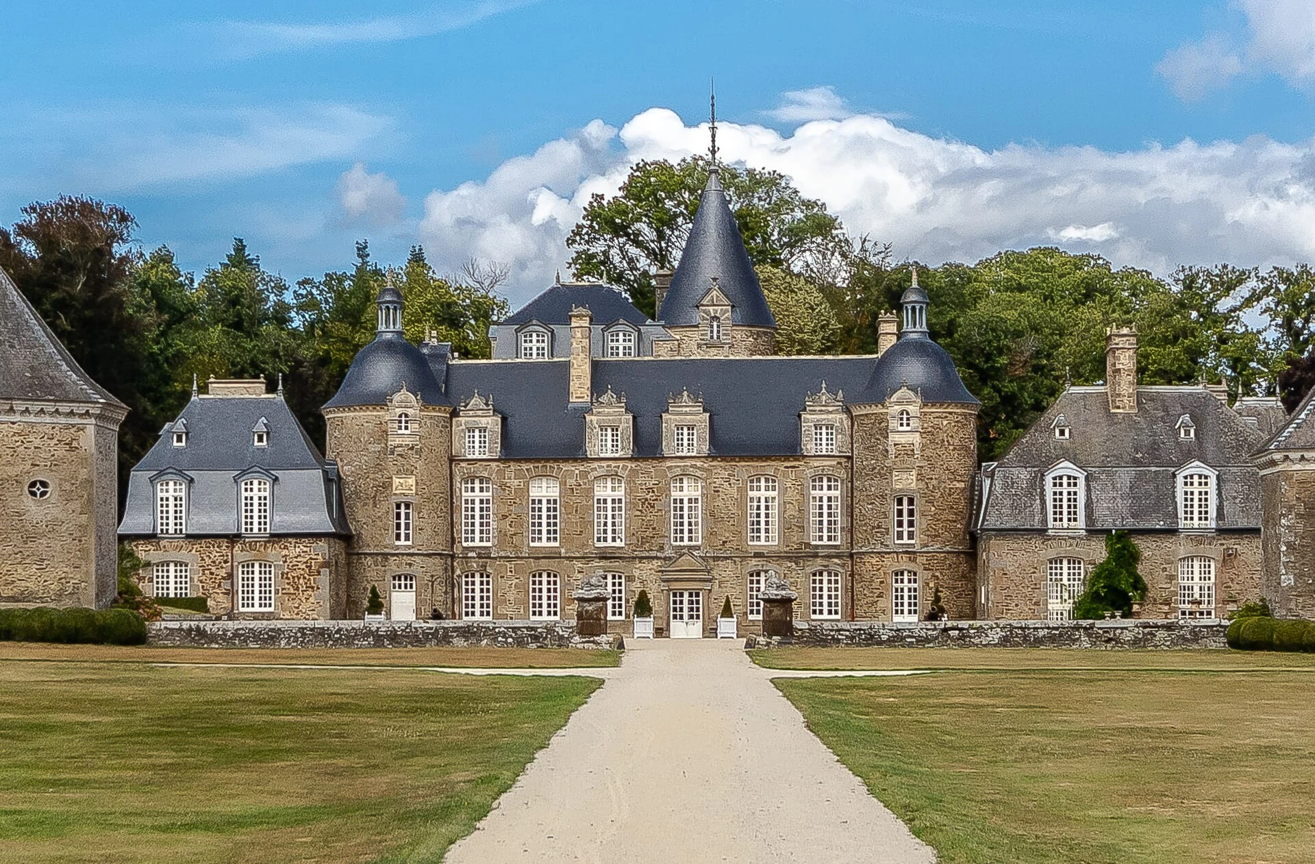 The Château de la Bourbansais near Saint-Malo, a beautiful historic residence surrounded by gardens, to be discovered during an outing combining heritage and a visit to the animal park in Brittany. Photo chosen by monsieur-de-france.com.