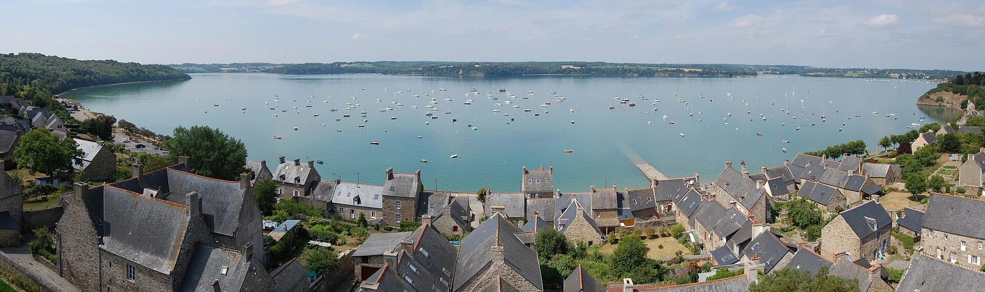 Saint-Suliac and its small port on the Rance, one of the most beautiful villages in Brittany, with its fishermen's houses and peaceful atmosphere, ideal for a stroll along the water's edge. Photo chosen by monsieur-de-france.com.