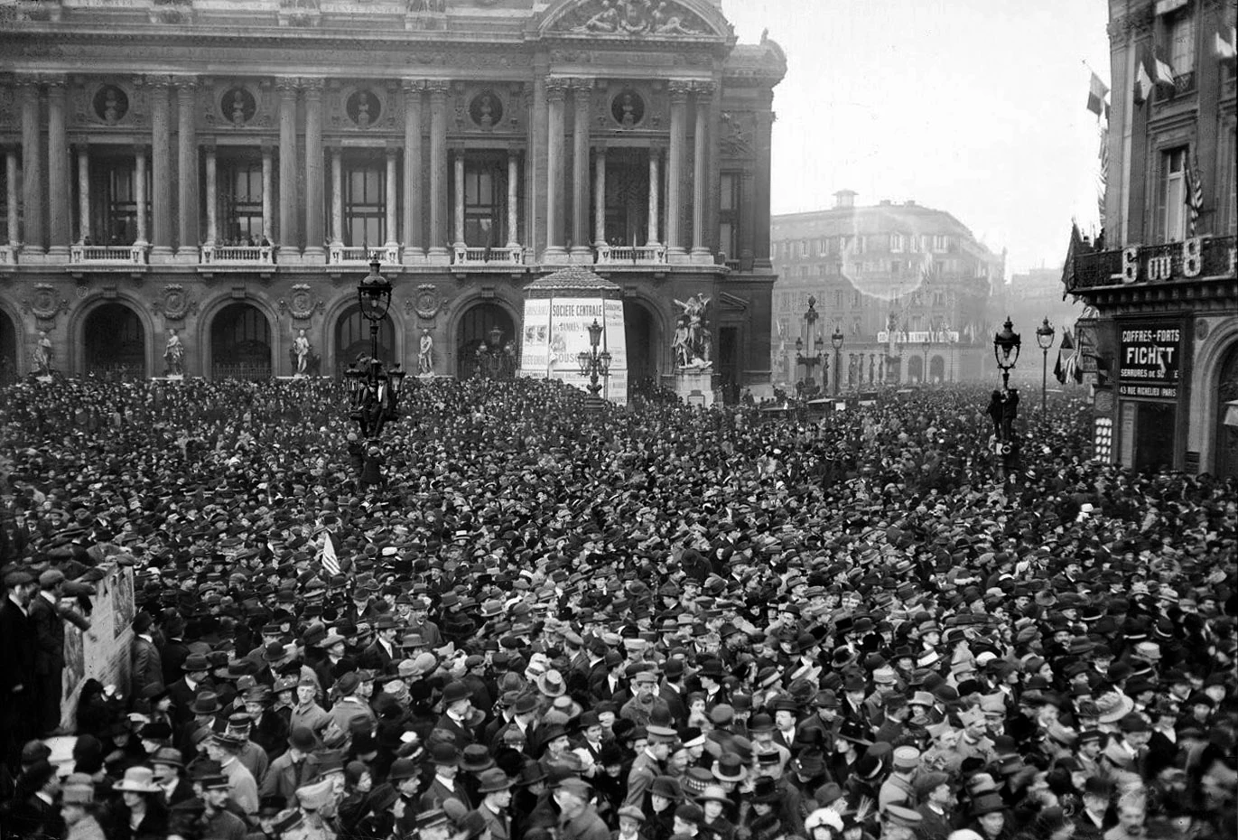 La foule place de l'Opéra à Paris le 11 novembre 1918. Photo choisie par monsieurdefrance.com : Gallica.fr 
