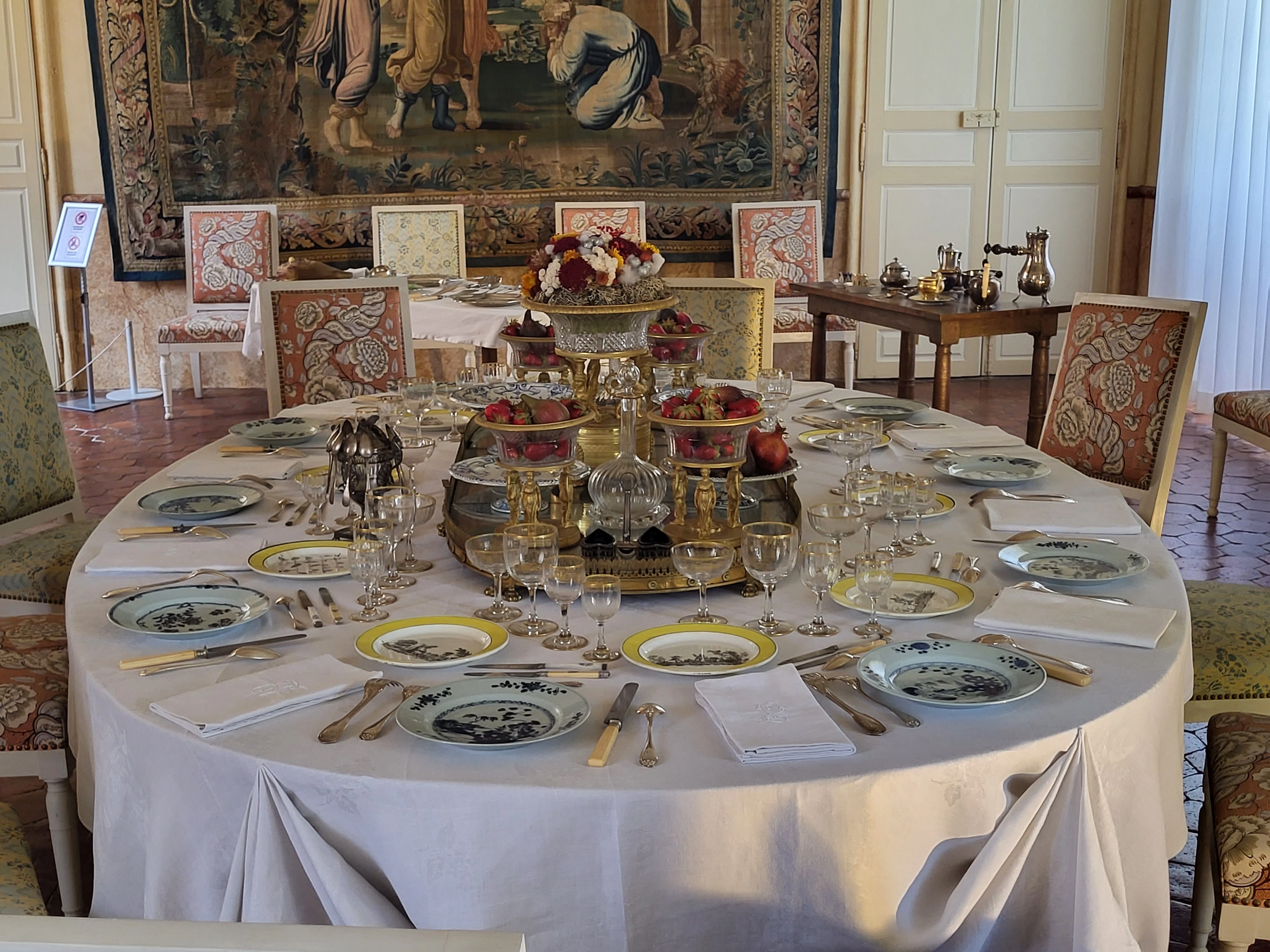 La salle a manger et la table dressée du Château de Carrouges. Photo choisie par monsieurdefrance.com : Jérôme Prod'homme