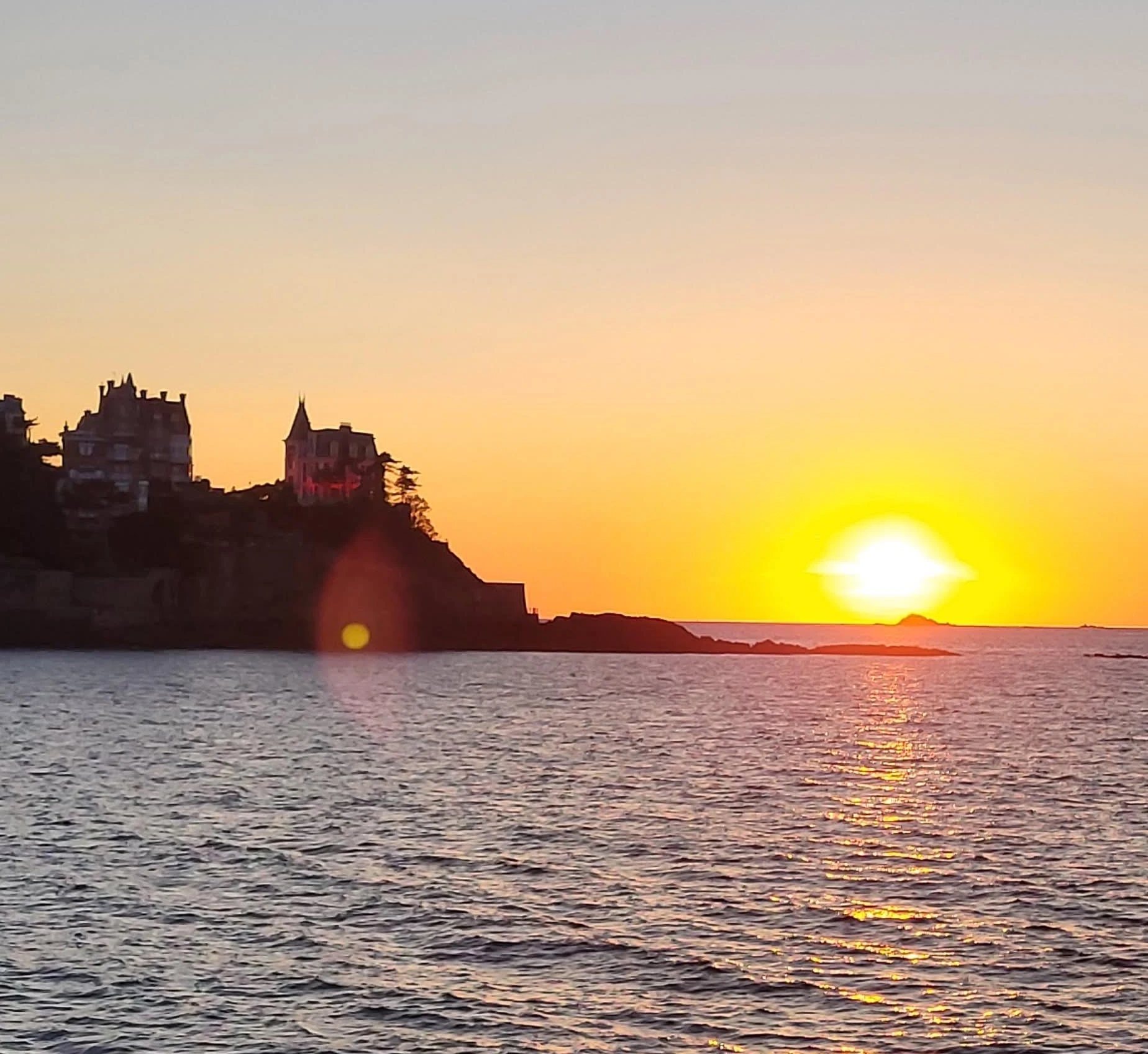 Blick vom Sunset bei Sonnenuntergang, symbolträchtiges Panorama auf das Meer mit goldenem Licht, das die Küste und die Atmosphäre am Ende des Tages verschönert. Foto ausgewählt von monsieur-de-france.com.