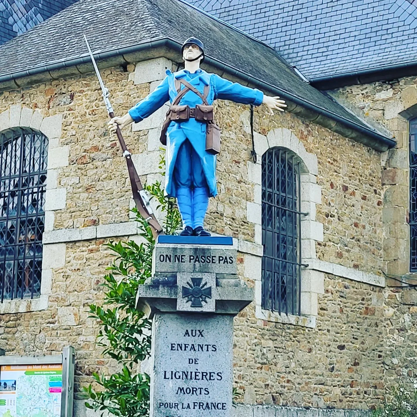 Monument aux morts de Lignière Orgères en Mayenne. Photo choisie par Monsieur de France : Jérôme Prod'homme (c)