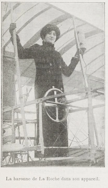 La Baronne Deroche dans son appareil en 1907 in : La Revue aérienne / directeur Emile Mousset Auteur : Ligue nationale aérienne, Paris.