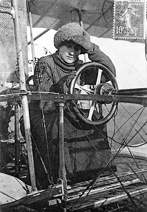La baronne Deroche première aviatrice de l'histoire dans son avion en 1907 / Bibliothèque du Congrès des Etats Unis d'Amérique