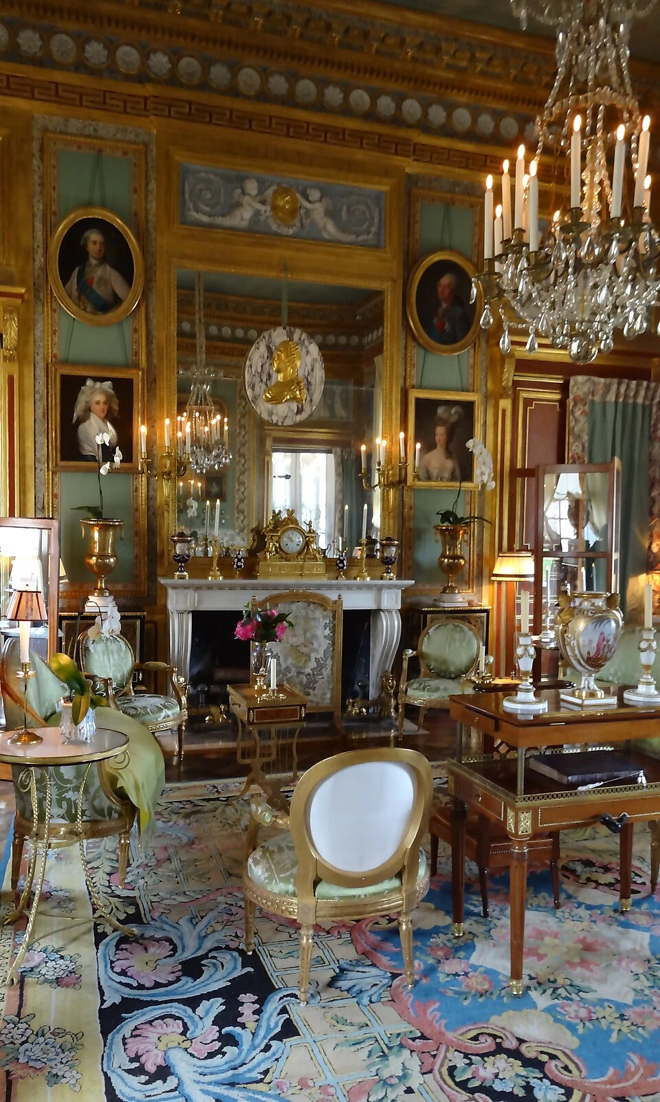 The interior of one of the many rooms in the Château du Champ de Bataille, revealing the refinement of the décor, furniture, and volumes of this large, carefully restored classical residence. Photo selected by monsieur-de-france.com.
