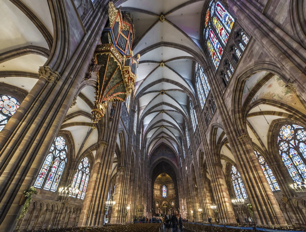 L'intérieur de la Cathédrale Notre Dame de Strasbourg avec l'orgue. Photo choisie par monsieurdefrance.com : yorgy67 / Depositphotos.