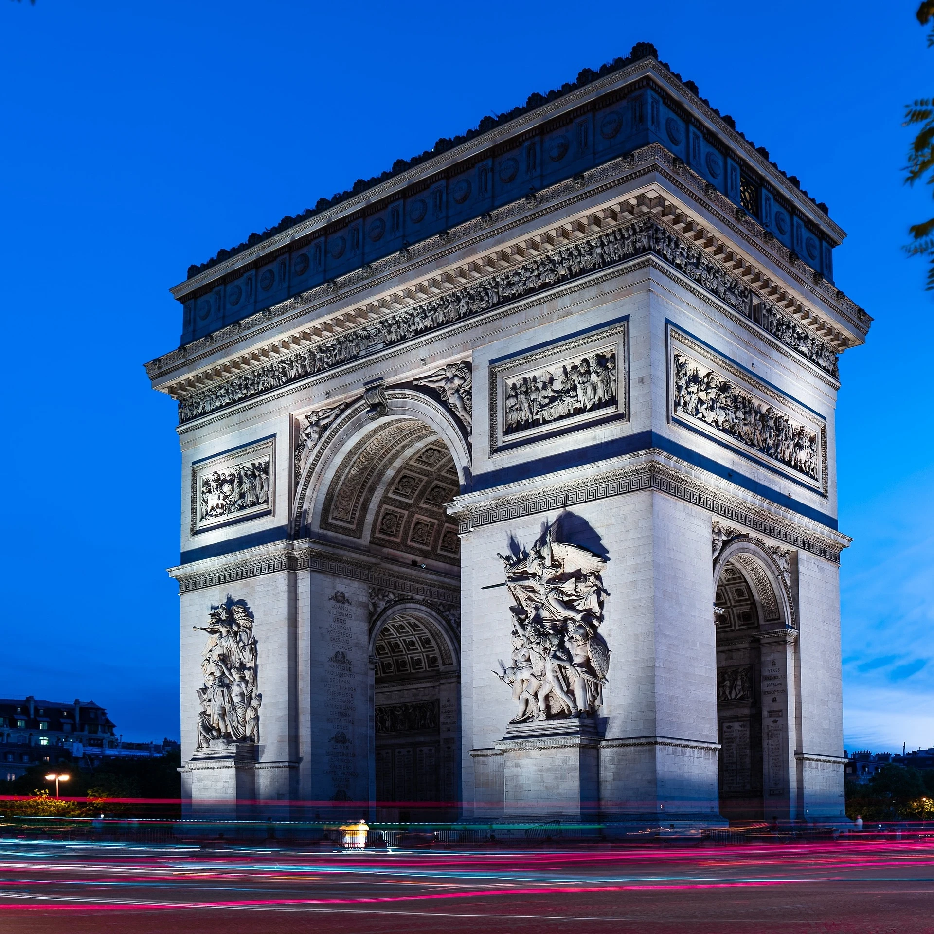 L'arc de triomphe / Photo selected by monsieurdefrance.com: shutterstock.