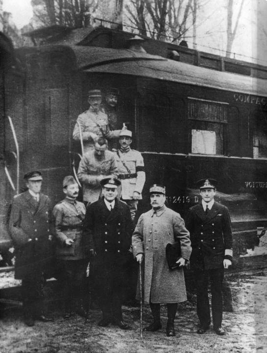 Ils viennent de signer l'Armistice. Photo pris à Rethondes dans la forêt de Compiègne. On distingue le maréchal Foch est au premier plan, second sur la droite, accompagné par les deux amiraux britanniques Hope Wemyss. Source : Wikipedia. 