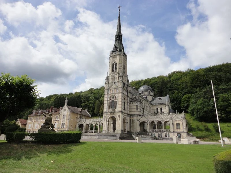 The Basilica of Bois Chenu, one of the sites of Joan of Arc's visions / Photo selected by Monsieur de France by OT ouest Vosges — Own work, CC BY-SA 4.0, https://commons.wikimedia.org/w/index.php?curid=42798008