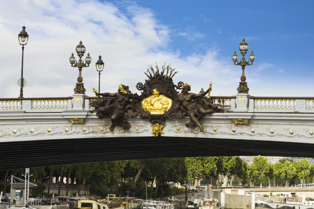 Les armes de la Ville de Paris sur le pont Alexandre III. Photo choisie par monsieurdefrance.com : imagedb_seller via depositphotos.
