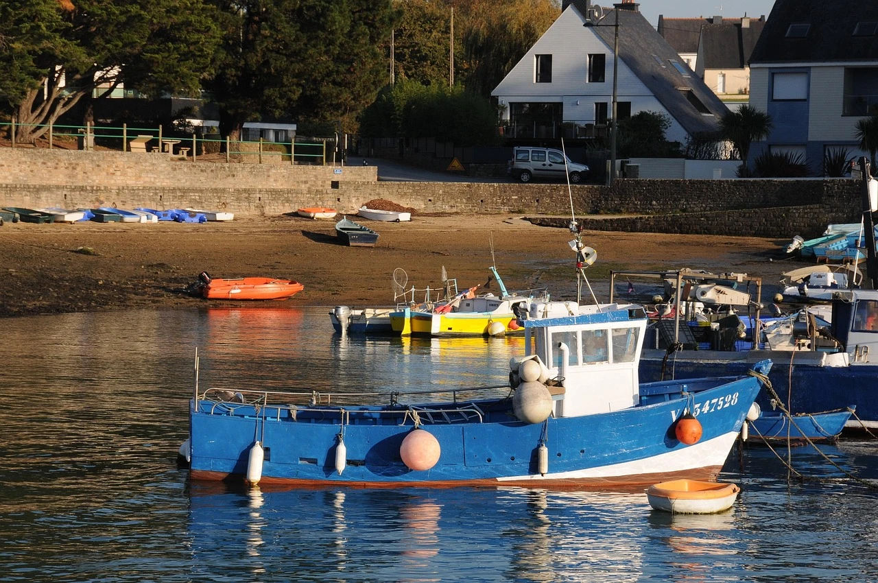 Dans ce port breton à marée basse, la mer s’est retirée et dévoile les fonds, les quais et les bateaux posés, scène typique des grands marnages de Bretagne sur la Côte d’Émeraude. Photo choisie par monsieur-de-france.com : par K_DL de Pixabay.