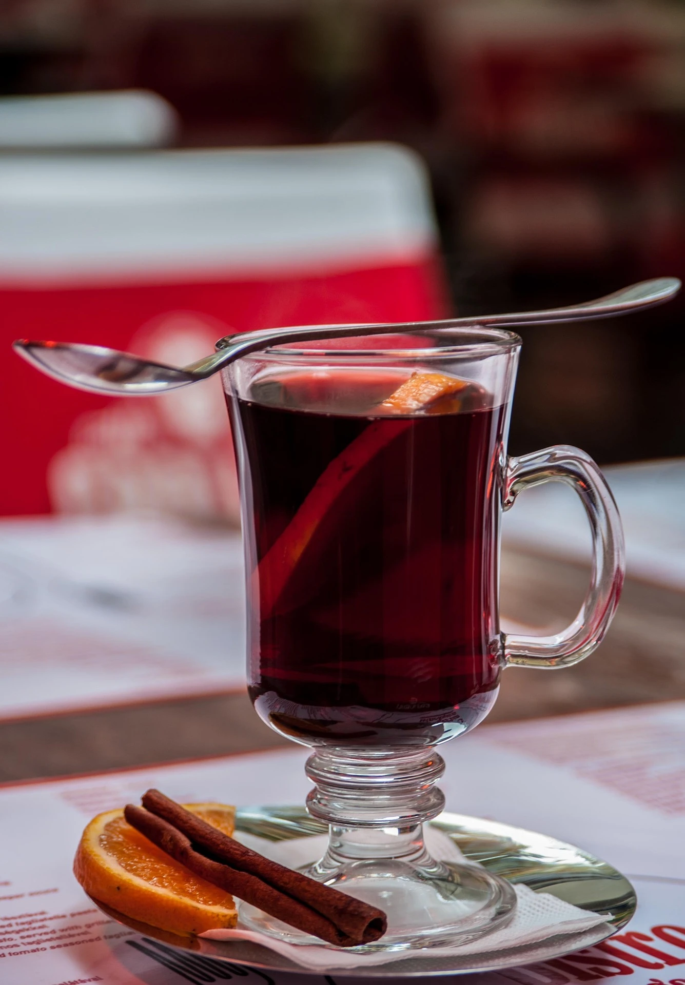 Glas Glühwein, bereit zum Verzehr, mit Gewürzen aromatisiert und heiß serviert, Foto ausgewählt von monsieurdefrance.com.