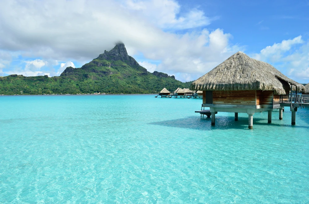 Bora-Bora is one of the most pleasant places in the world for a romantic getaway / Photo chosen by monsieurdefrance.com: Depositphotos