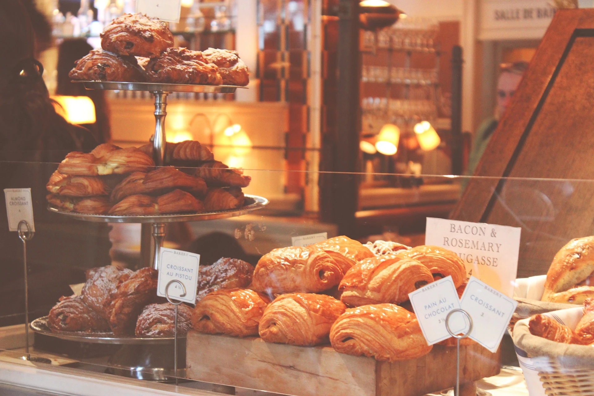 Les meilleurs pâtisseries ou les meilleurs croissants sont souvent dans les quartiers parisiens plutôt que dans les zones touristiques / Photo choisie par monsieurdefrance.com : Pexels de Pixabay