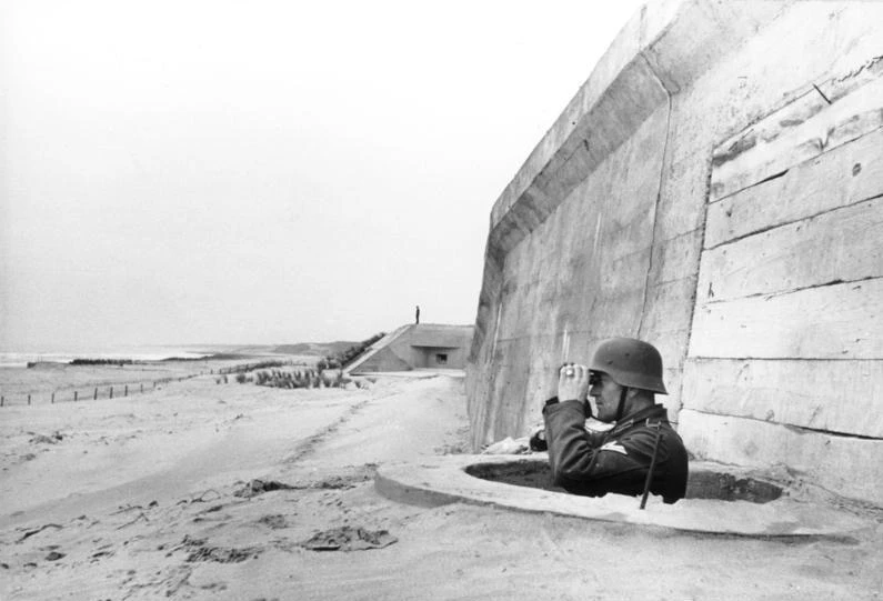 Un soldat allemand sur le mur de l'Atlantique en Gironde. Photo choisie par monsieurdefrance.com : Par Bundesarchiv, Bild 101I-263-1580-13 / Wette / CC-BY-SA 3.0, CC BY-SA 3.0 de, https://commons.wikimedia.org/w/index.php?curid=5410588
