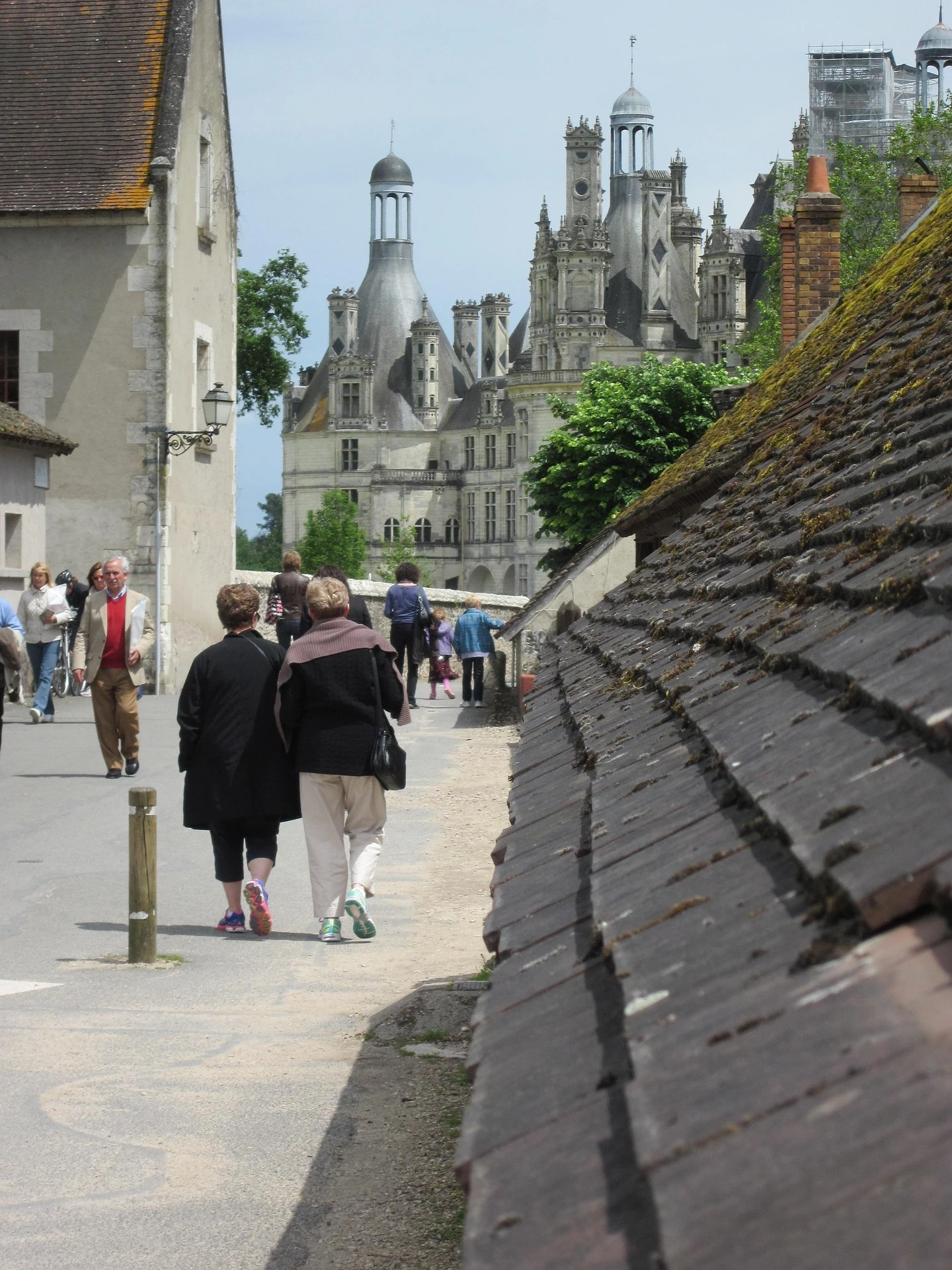 Visiteurs admirant le château de Chambord, découvrant l’architecture Renaissance et les trésors du patrimoine français.