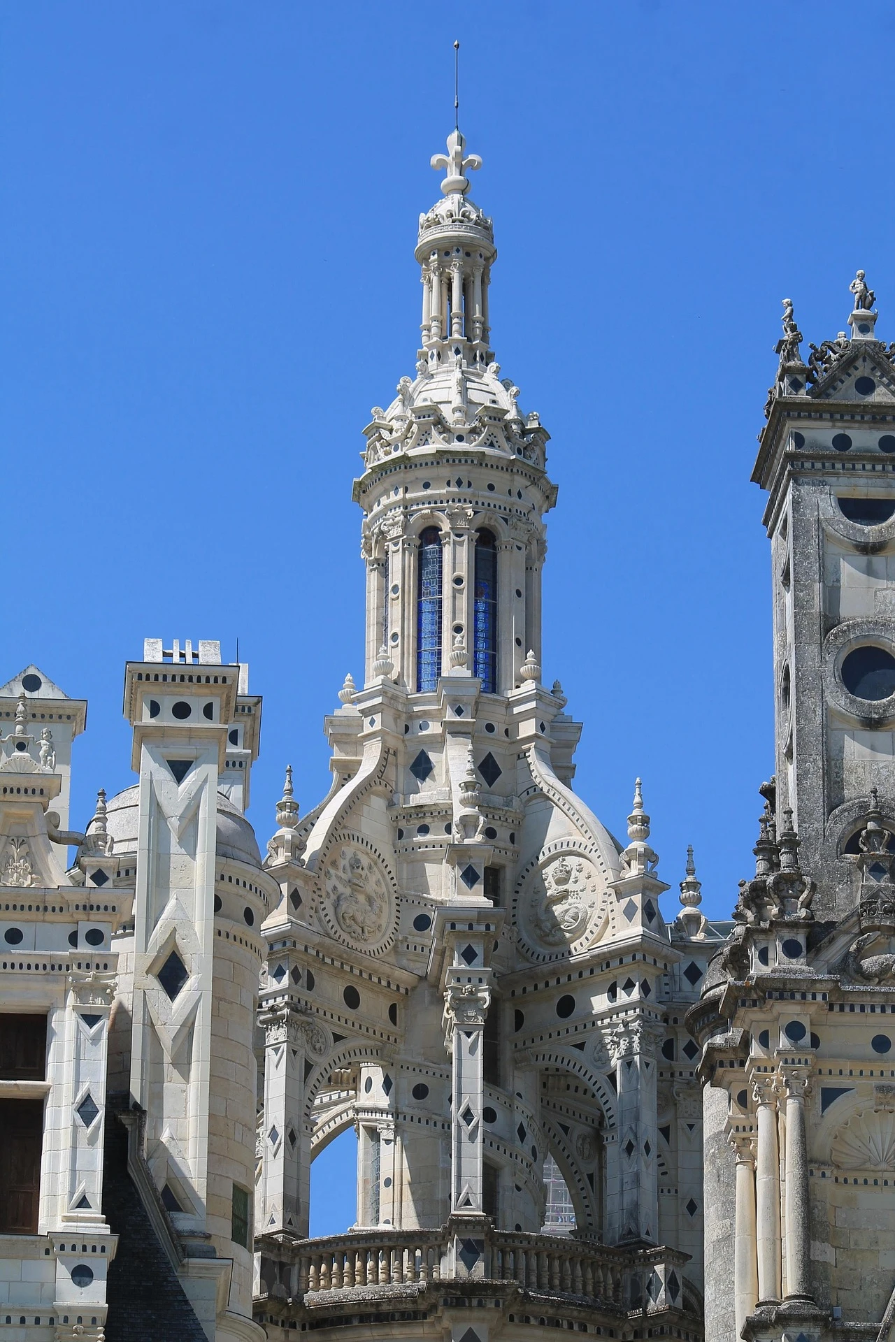 Cheminée sculptée du château de Chambord, chef-d’œuvre Renaissance aux détails raffinés symbolisant l’élégance de l’art royal français.
