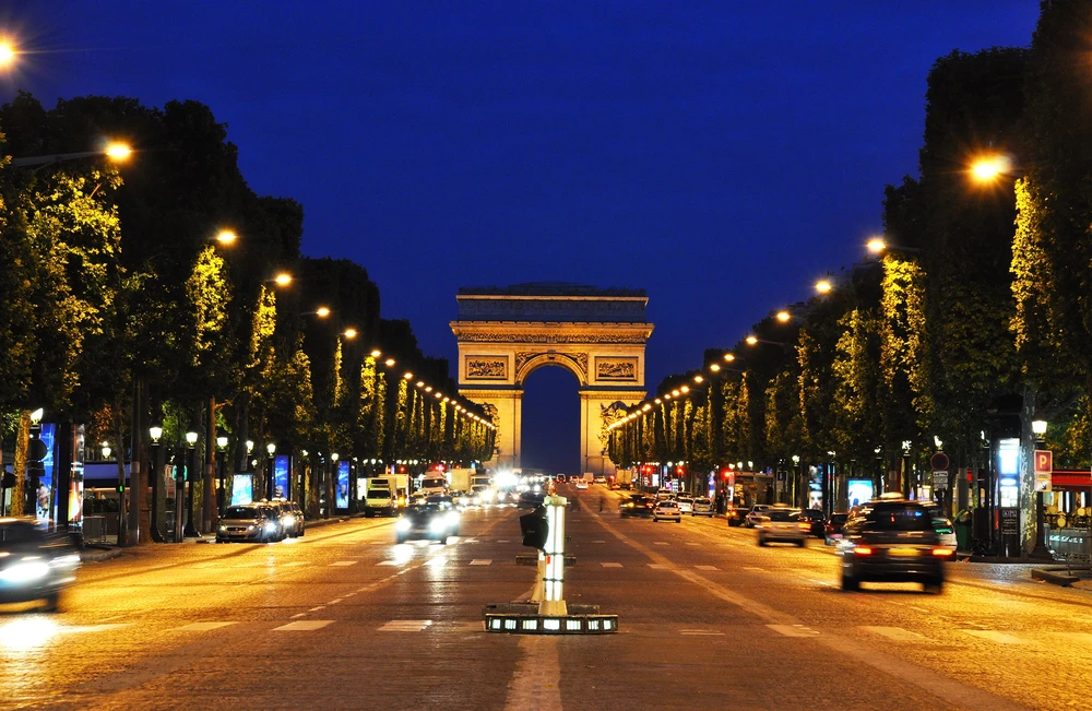 The Champs-Elysées at night is beautiful too / Photo chosen by monsieurdefrance.com: autourdumonde via depositphotos