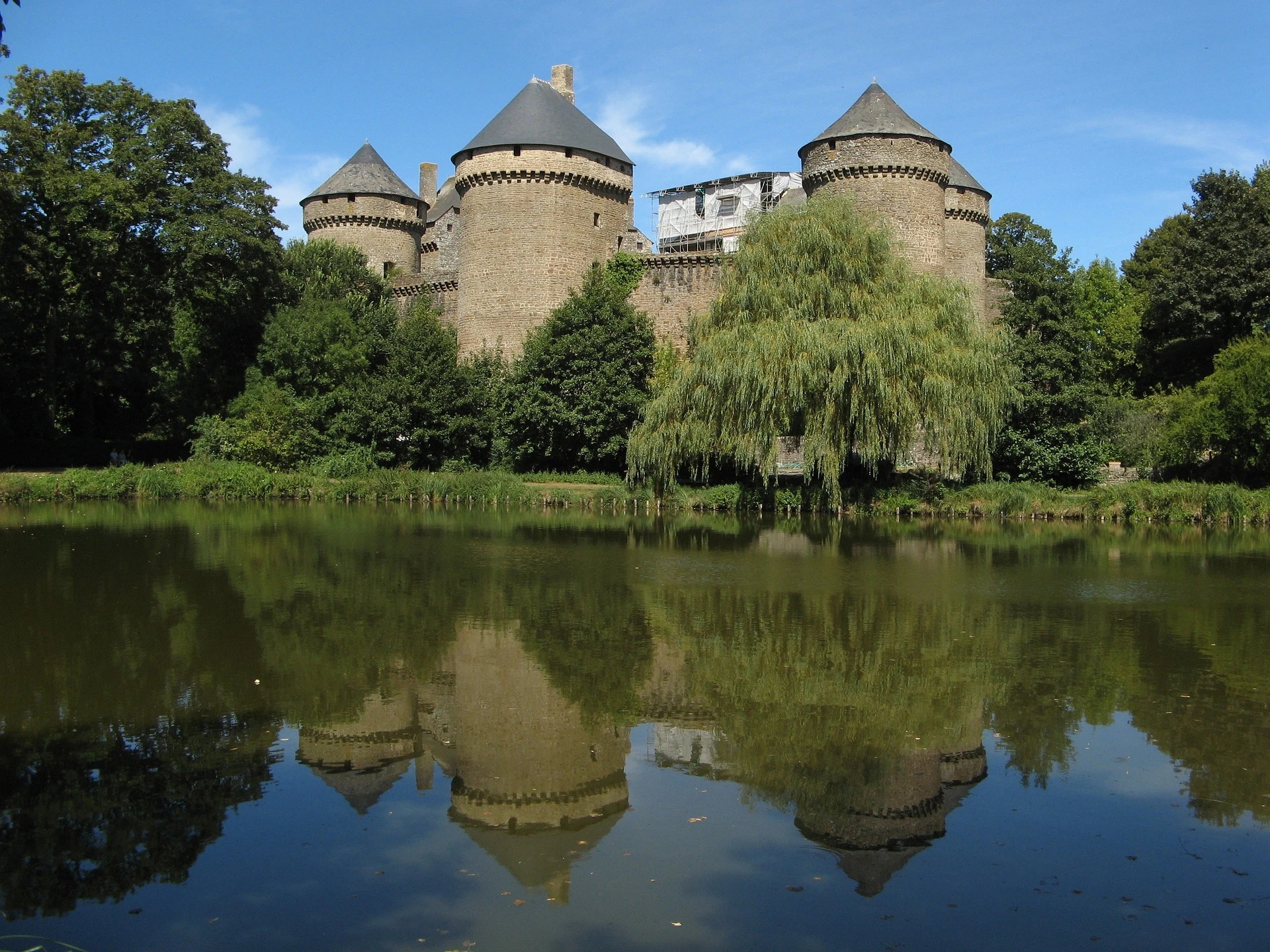 El castillo fortificado de Lassay les châteaux. Foto elegida por monsieurdefrance.com: por baccus7 de Pixabay