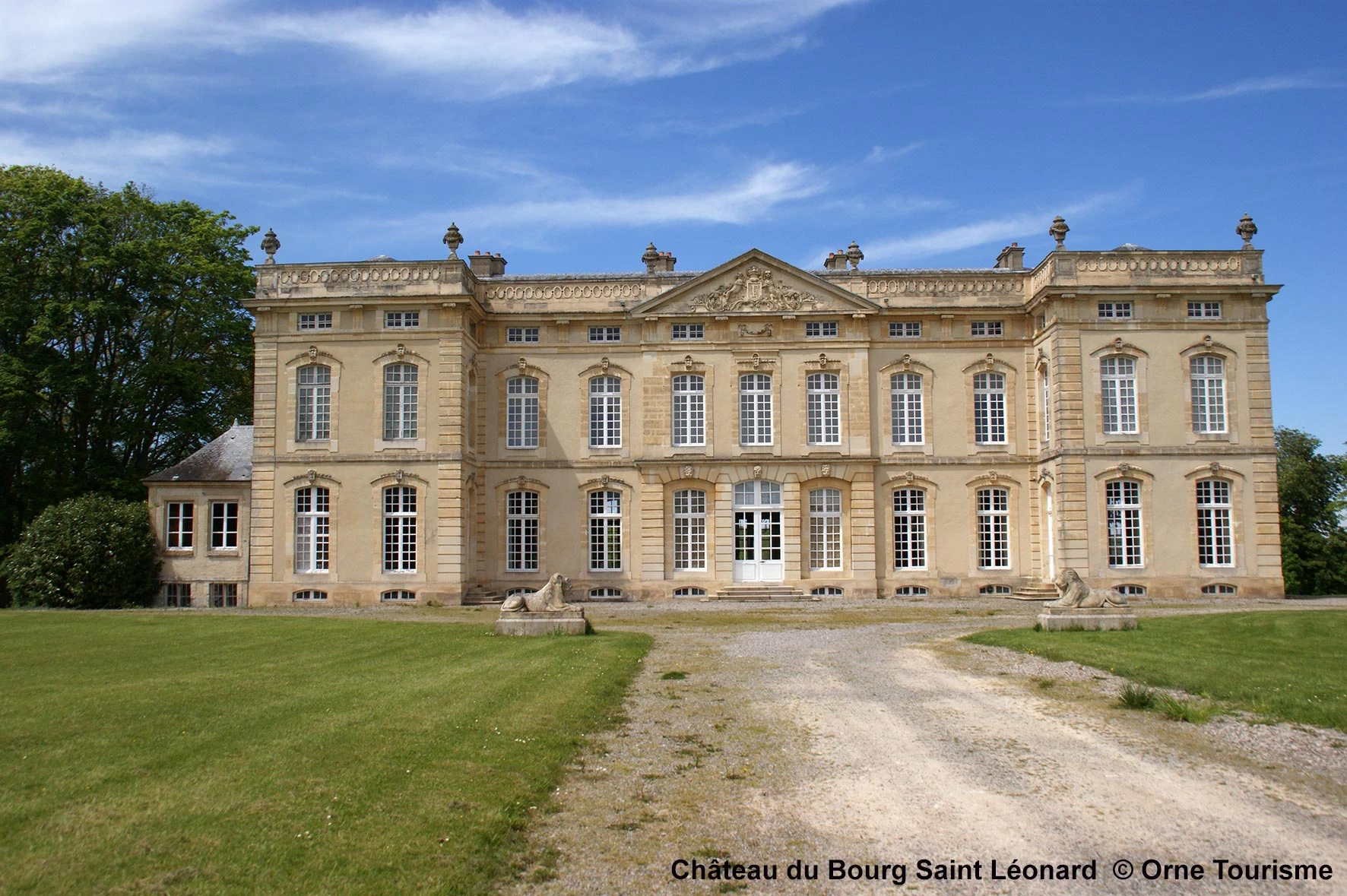 La façade du Château du Bourg-Saint-Léonard. Photo choisie par monsieurdefrance.com : Orne Tourisme. 
