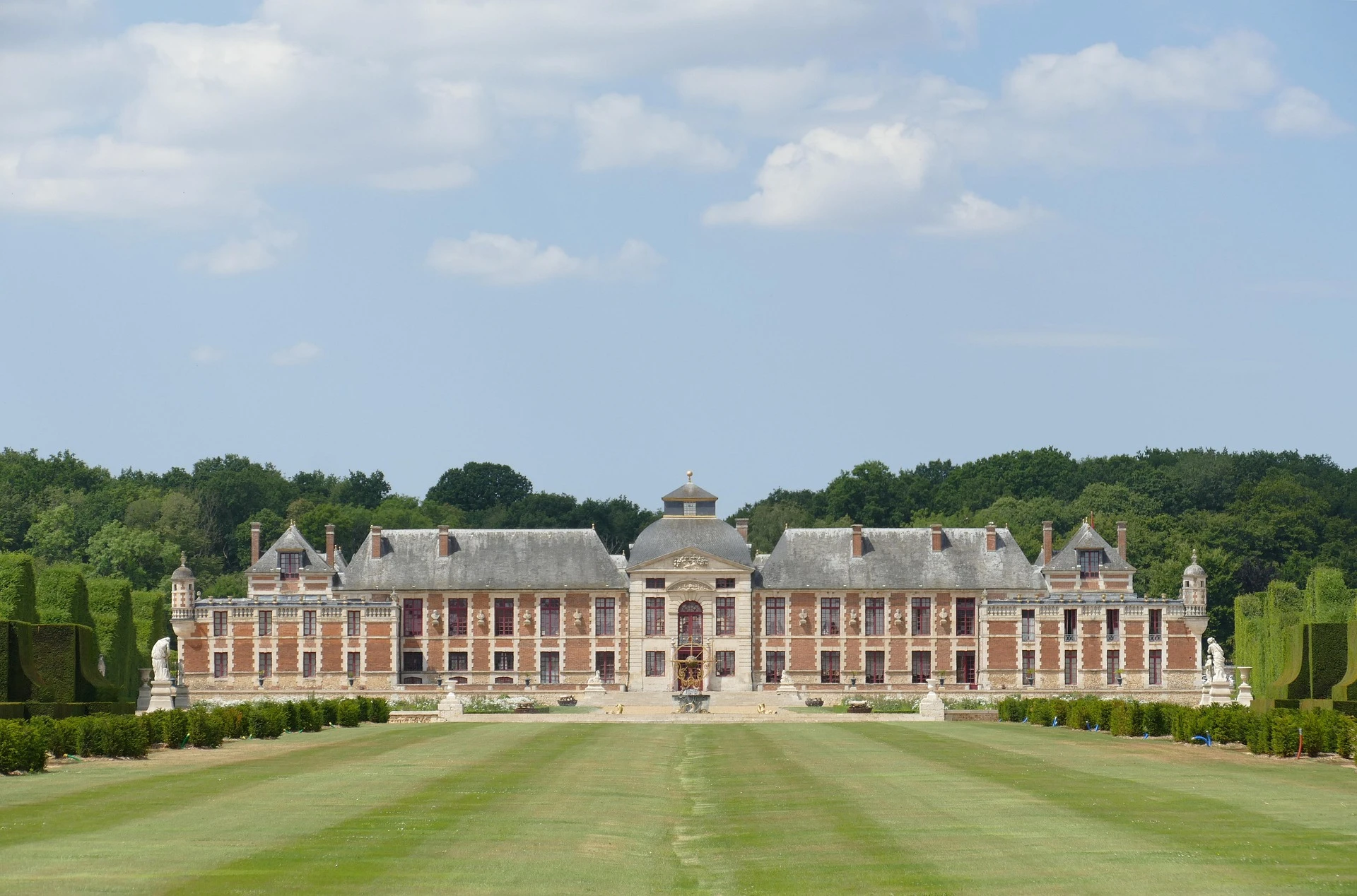 One of the two parallel buildings of the Château du Champ de Bataille, part of the classical ensemble designed in the 17th century, now enhanced by its gardens and monumental architecture. Photo selected by monsieur-de-france.com.