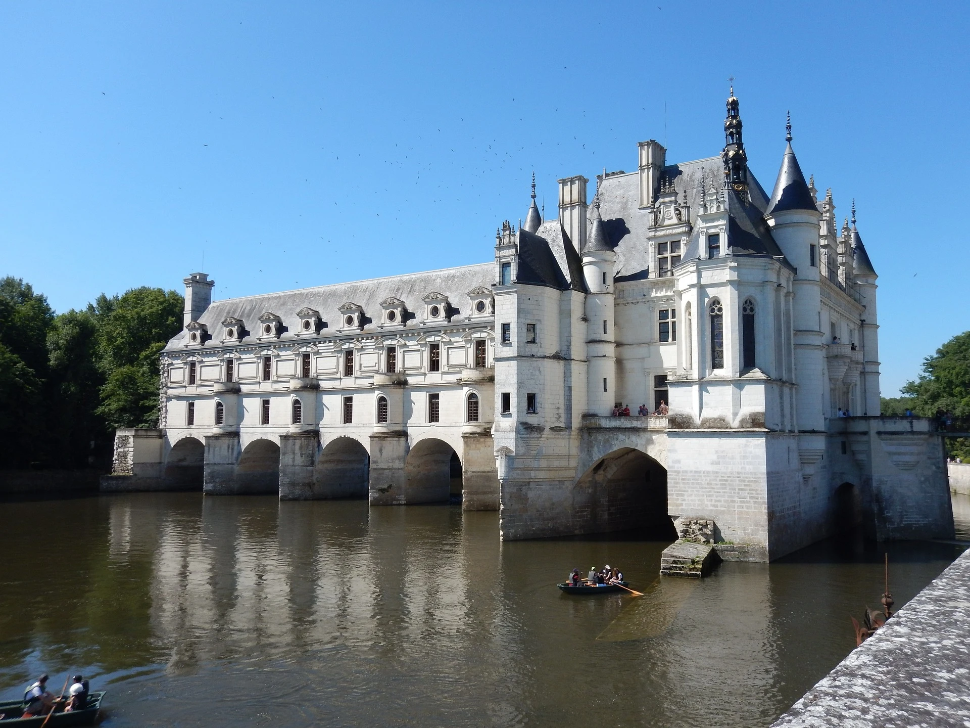 Château de Chenonceau en Val de Loire se reflétant dans le Cher / Photo à voir sur monsieurdefrance.com