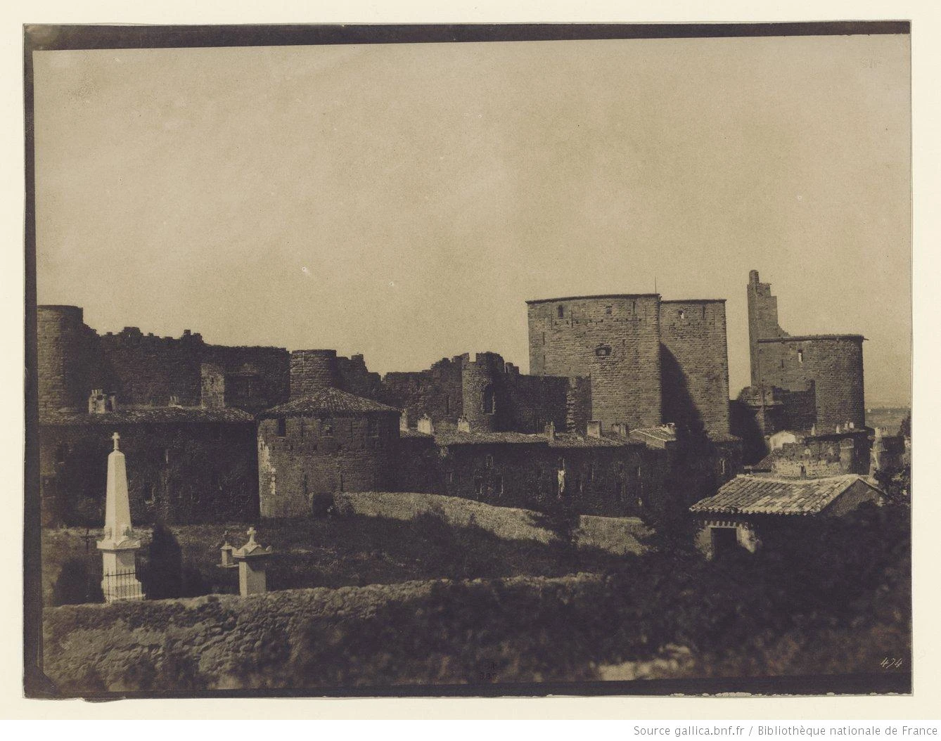 Carcassonne avant les travaux de Violet le Duc. Photo choisie par monsieurdefrance.com : Par Gustave Le Gray — Gallica / BNF. 