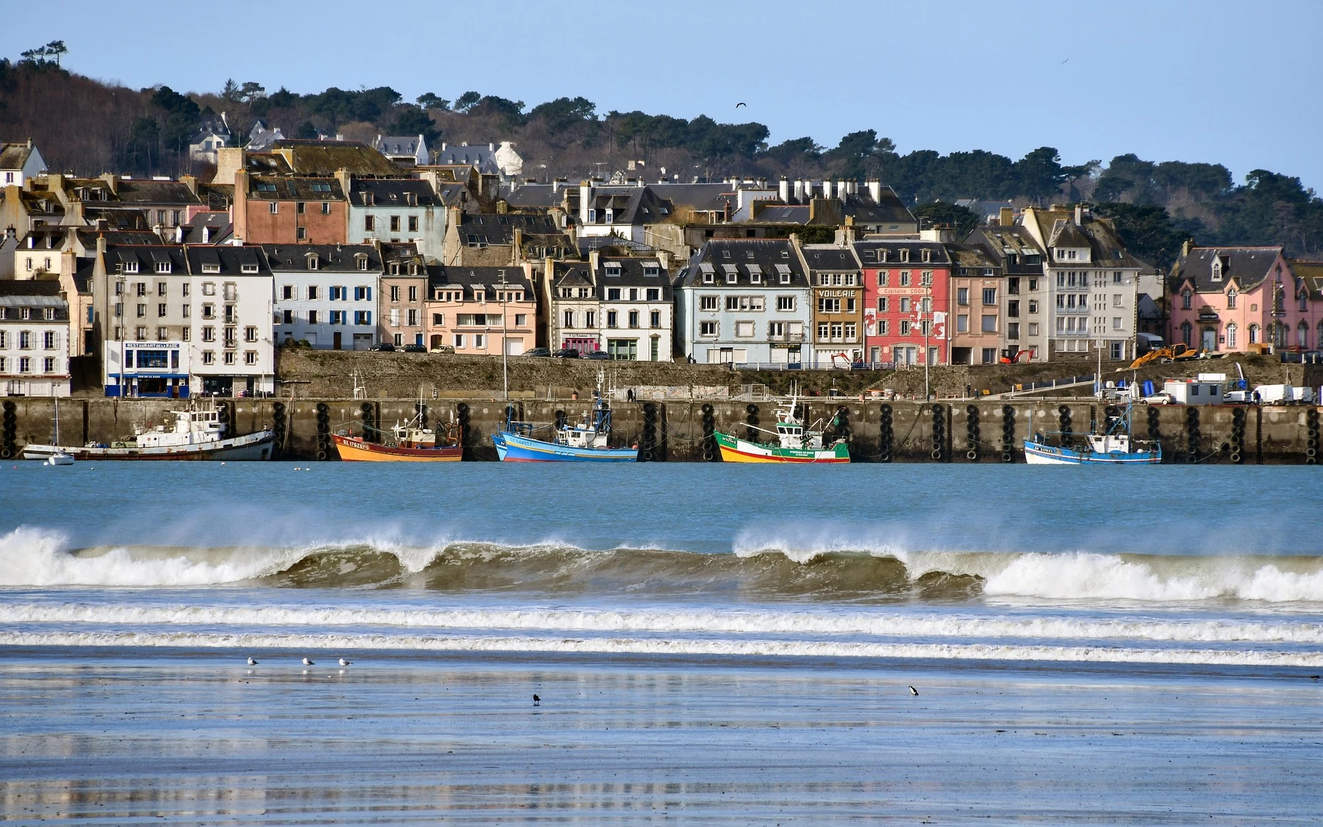 Le port de Douarnenez, animé par ses bateaux colorés et son ambiance maritime, incarne tout le charme authentique de la Bretagne. Photo publiée sur monsieurdefrance.com.