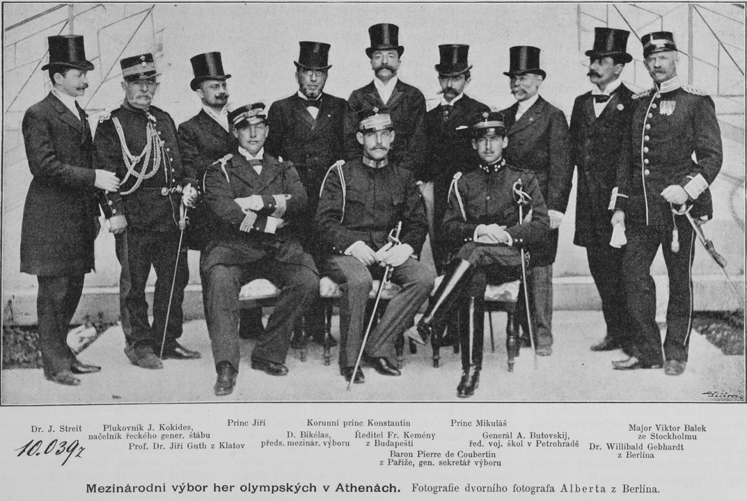 Le comité Olympique en 1896. Pierre de Coubertin vient d'être élu président. Il est le 6e debout en partant de la gauche. On le reconnait à ses "bacchantes", ses moustaches. Source de monsieurdefrance.com : wikipedia.
