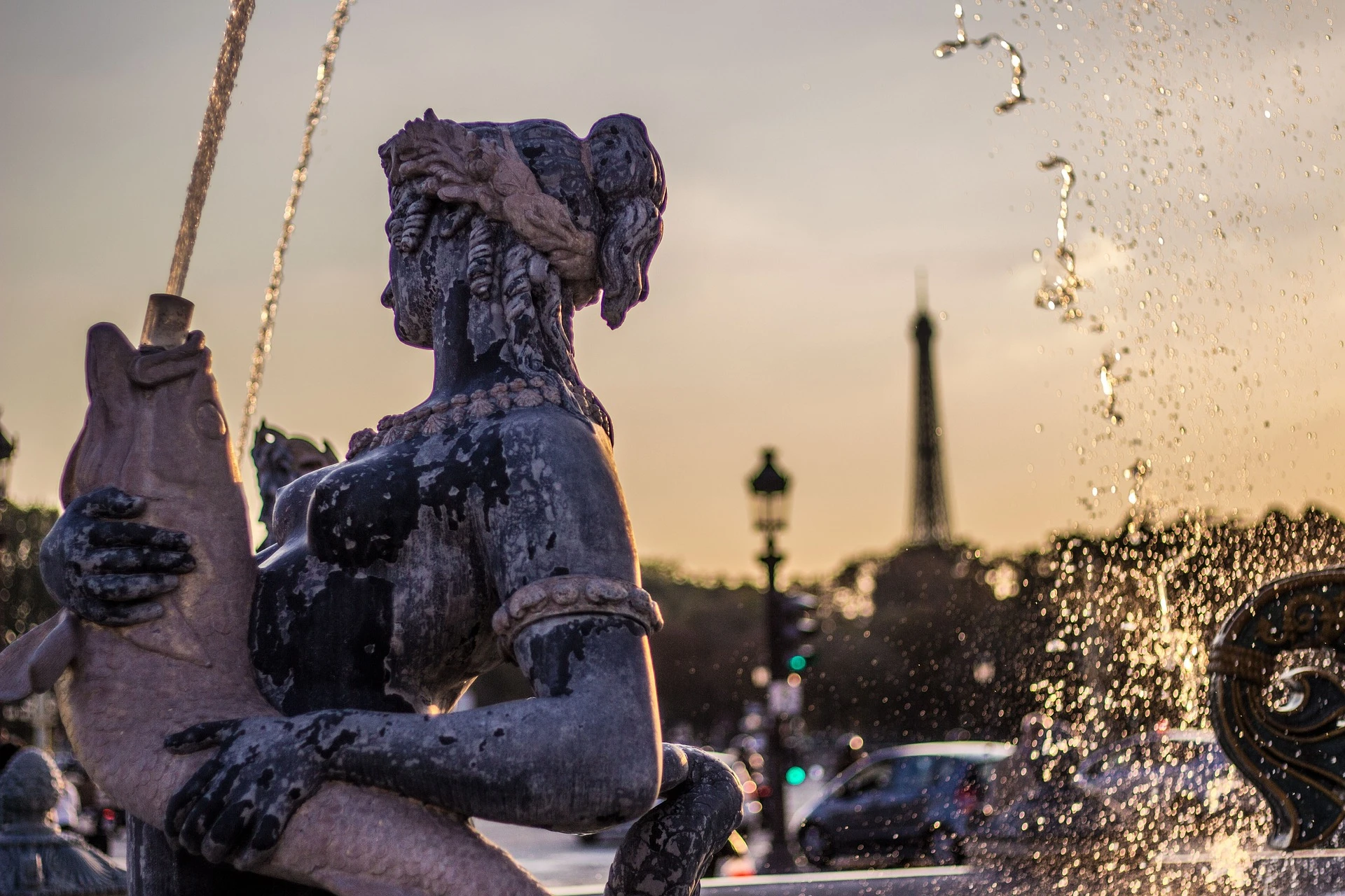 One of the fountains with the Eiffel Tower in the distance / Photo chosen by monsieurdefrance.com :  by omid lotfi de Pixabay