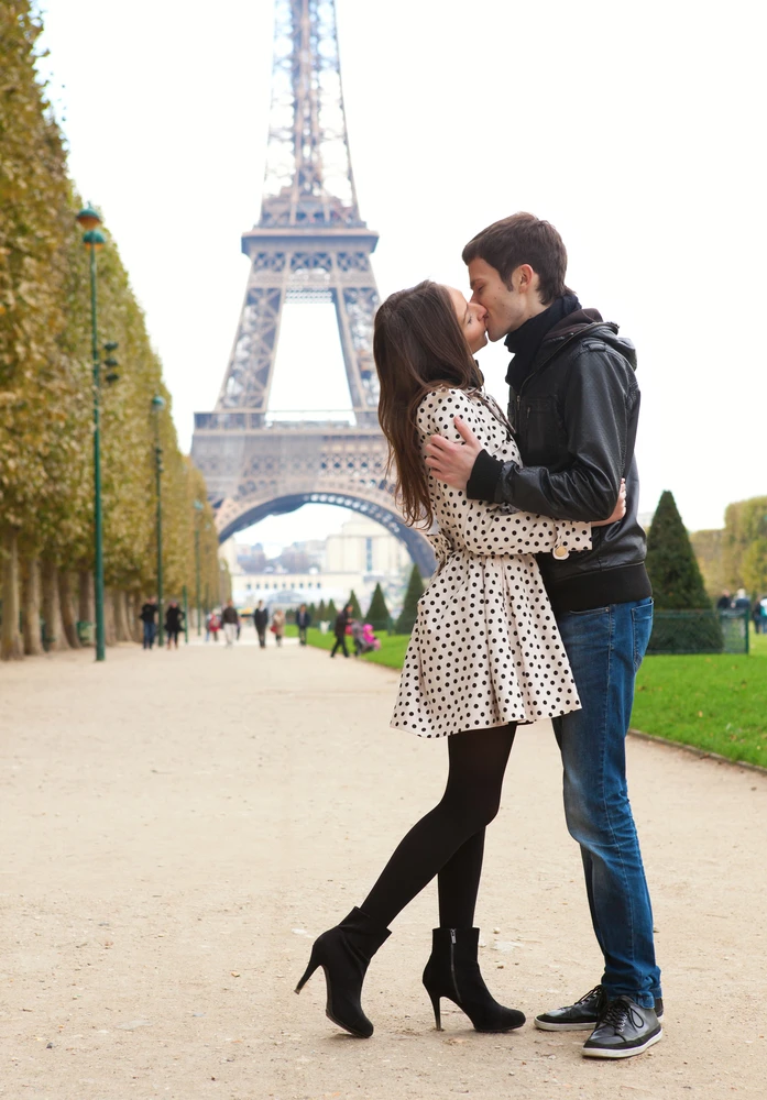 A couple in love on the Champs de Mars not far from the military academy / Photo chosen by monsieurdefrance.com encrier via depositphotos