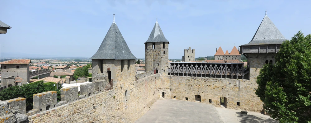La cour intérieur du château comtal de Carcassonne. Photo choisie par monsieurdefrance.com : Fotember via depositphotos
