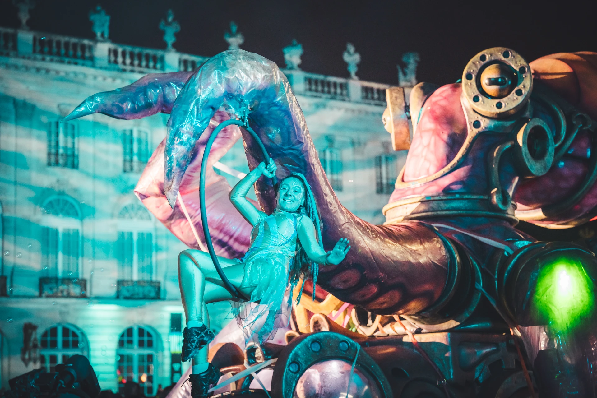 Sinterklaasoptocht op het Place Stanislas in Nancy, tussen lichtjes, praalwagens en muziek, ter ere van de magie en tradities van Lotharingen.