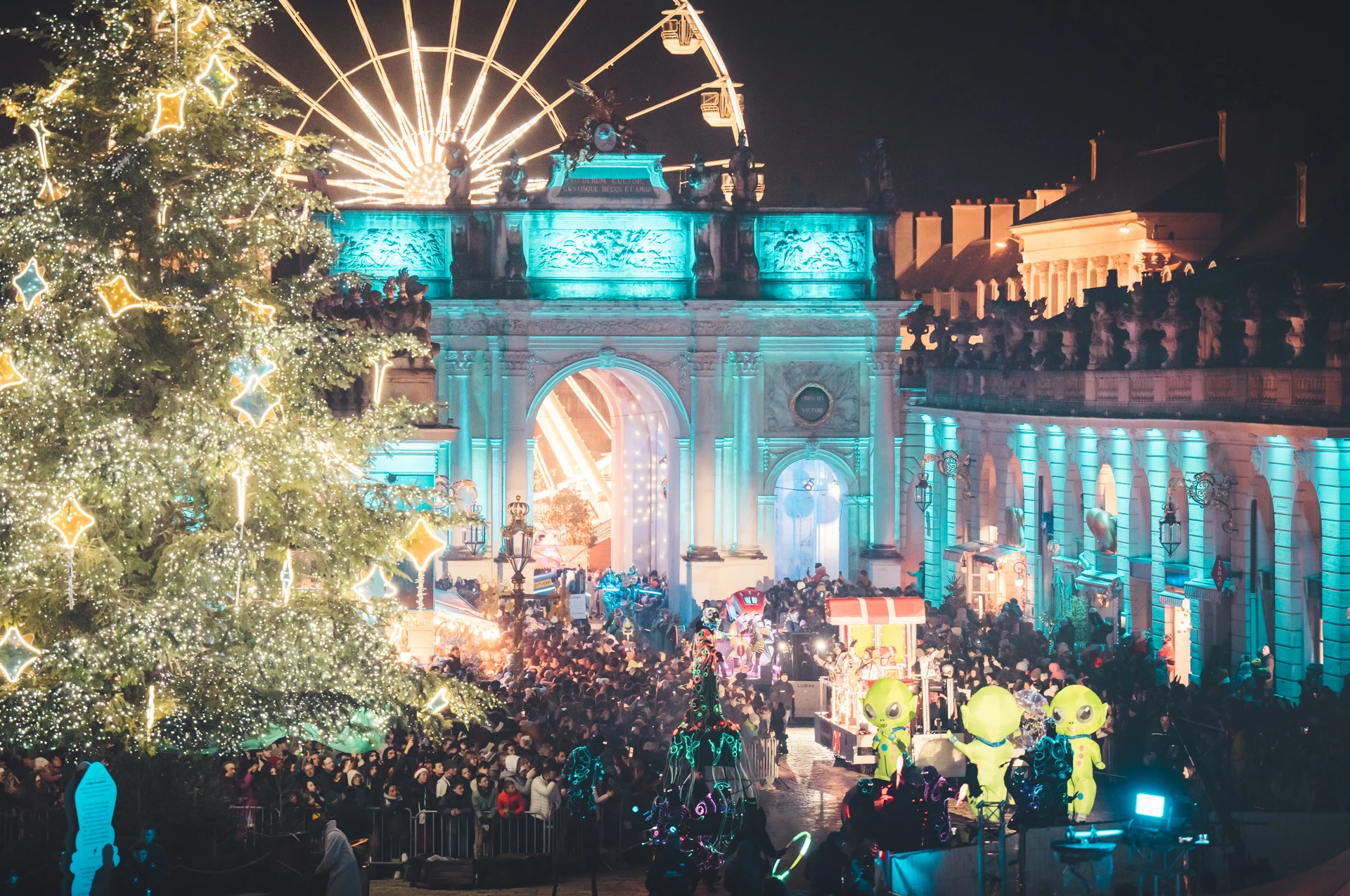 Aankomst van de Sint-Niklaasoptocht op het Place Stanislas in Nancy, een sprookjesachtig moment met lichtjes, praalwagens en een feestelijke Lotharingse sfeer.