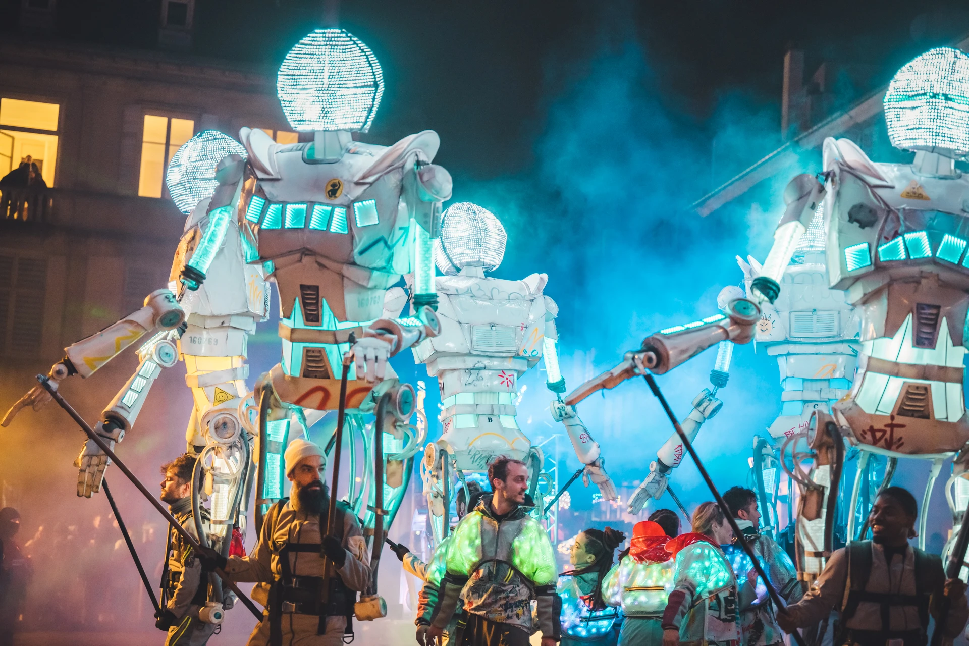 Sinterklaasoptocht op het Place Stanislas in Nancy, verlicht en levendig, ter ere van het grote traditionele feest van de Lotharingers.
