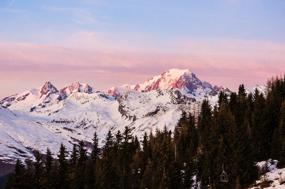 Les deux plus hautes communes de France sont Chamonix et Saint Gervais les Bains puisqu'elles se partagent le sommet du Mont Blanc. Photo choisie par monsieurdefrance.Com : hzparisien@gmail.com via depositphotos