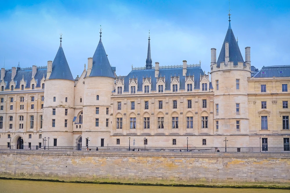 Le palais de la Conciergerie à Paris, monument historique de l’île de la Cité, témoin du Moyen Âge et de la Révolution française. Photo publiée sur monsieurdefrance.com.